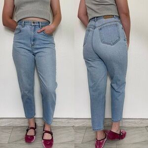 Liz Claiborne | Petite Curvy 90s Super High Rise Tapered Light Wash Mom Jeans